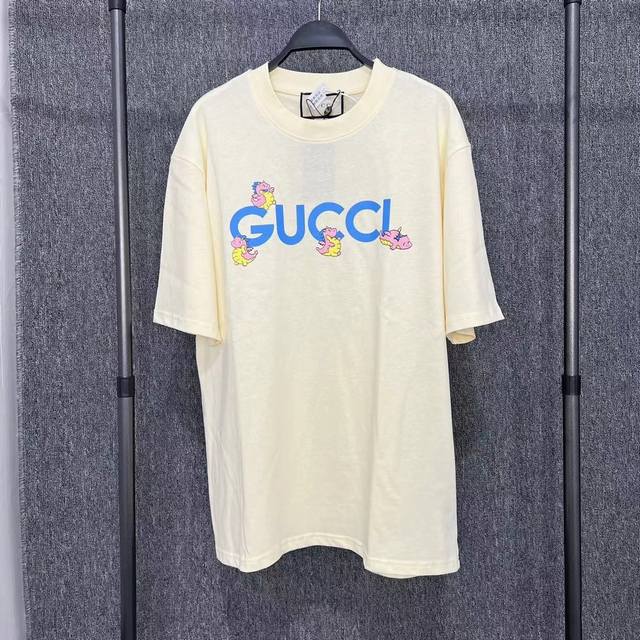 实拍图 顶级版本 . 官网品质 图片用苹果原相机拍摄 GUCCI 古驰 2024新款经典字母ogo短袖T恤 面料采用独家定织定染全棉双纱紧密棉，克重270克，布