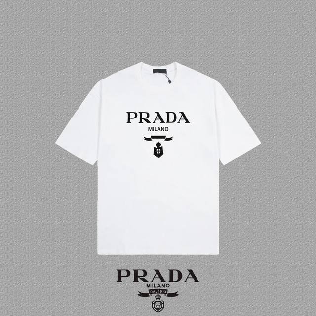 Prada 普拉达] 2024FW短袖T恤 LOGO印花 高端32s双纱260克面料 重磅面料 定制拉架罗纹同缸同染 三标齐全 男女同款 颜色：黑色 白色 尺码