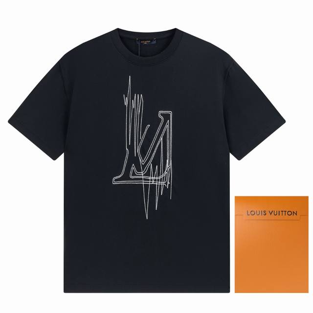 可配信封 8026 驴牌短袖T恤系列 最新的Lv FREQUENCY GRAPHIC T-SHIRT是用多针颗粒型刺绣针线走法的工艺，男女同款 颜色：复古黑 白