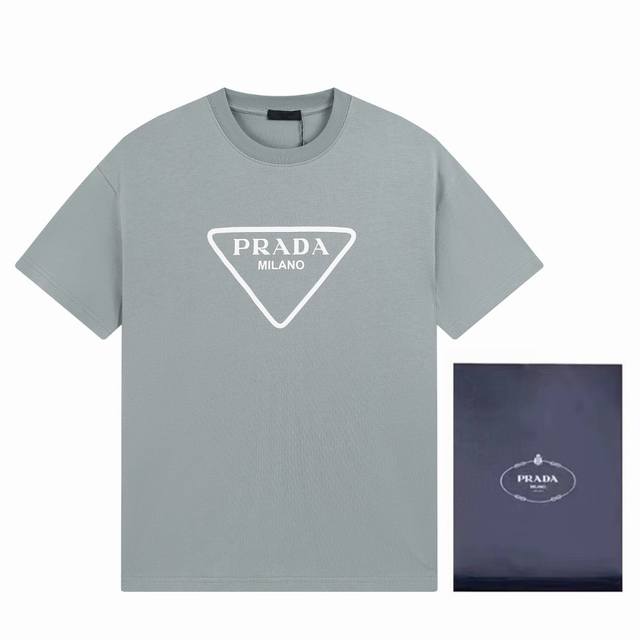 新款上新 Prada 普拉达 23SS LOGO印花情侣款T恤短袖 春夏装的限定新配色 非常百搭的高级灰，简简单单，时尚大气 可男可女的百搭通勤款！客供定织高克