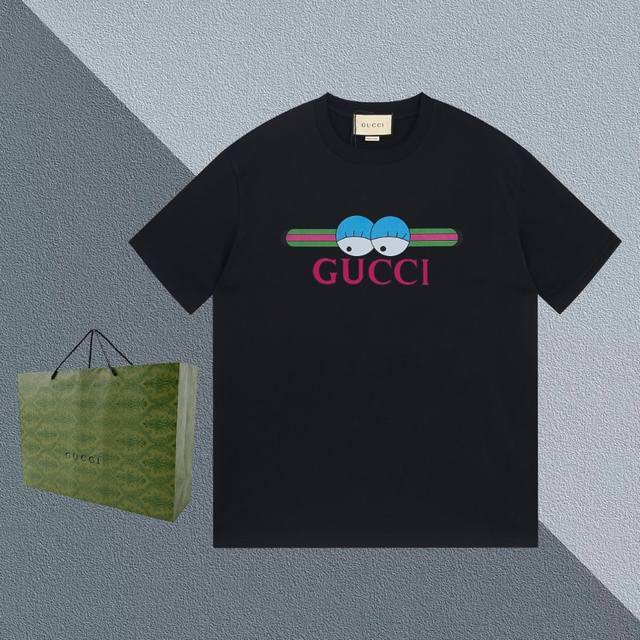 GUCCI24ss上新 古驰手绘&眼睛经典条纹logoT恤 -采用双纱纯棉250g，面料颜色定制定染，不缩水不退色。手感舒服，质感超强全套原版辅料，芯片细节到位