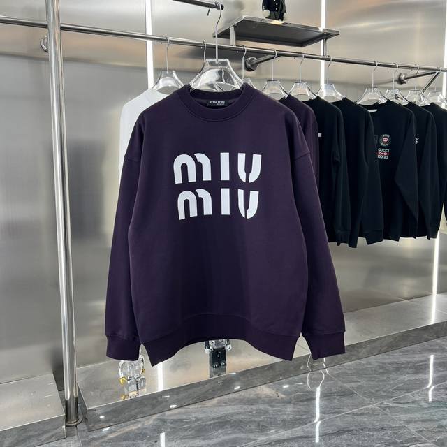 Miu Miu 2024秋冬新款 立体硅胶圆领卫衣 420克定制面料 男女同款 S M L XL XXL 五个码 黑色 白色 安可拉红 紫色 米灰色