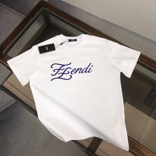 FENDI 芬迪 2024春夏新品，情侣款T恤，时尚休闲圆领短袖，采用进口原版科技面料，顶级植绒工艺图案logo，独特设计，档次极高，舒适透气，上身时尚帅气，三