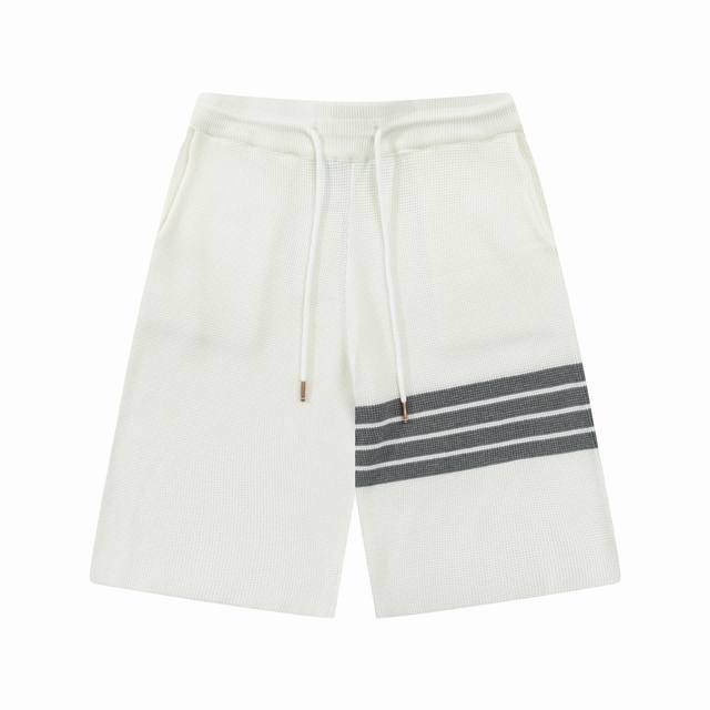 Thom Browne 新款针织短裤，定制面料采用威化布织法，提花针织工艺，版型紧致立体，4杠拼接，定制裤绳五金质感强，顺滑，上身舒适透气，凹凸有型的立体感，时