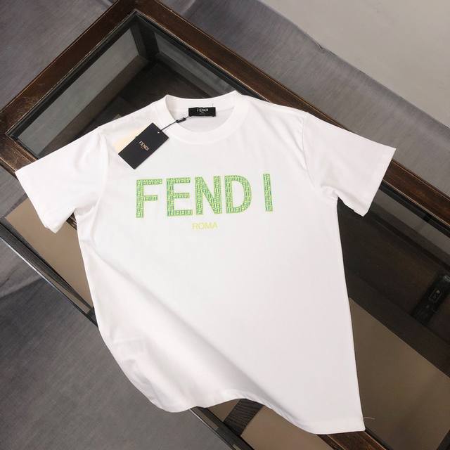 FENDI 芬迪 24春夏最新情侣款短袖T恤 全套定制辅料～精致绿色老花字母logo印花工艺设计～定制纯棉面料，立体的同时又不会有闷湿感～舒适性与透气性兼优可亲