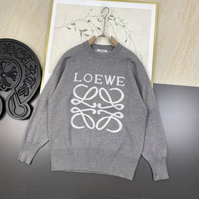 LOEWE 罗意威 LOGO字母提花 全部对色定染含羊毛的棉纱线，柔软亲肤，双层针织手感无敌好，拿到手里就能感受出它的质感随便一套就能出门很万能，盛装出席搭大衣