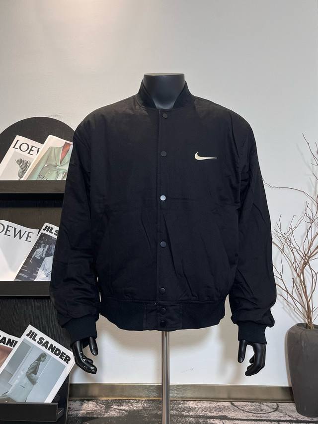 款号W02 官网品质 斯图西 STUSSY X Nike 联名刺绣双面飞行夹克棉服夹棉刺绣棒球服外套 爆火断货王，联名的最后的热度，这次联名最好看的就是这个夹克