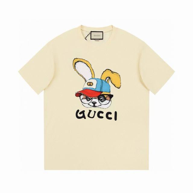 上新款号：G720 -Gucci 古驰 24Fw 春夏最新限定卡通兔压花短袖。胸前趣味卡通兔子+压花字母 紧密精梳纯棉面料 1:1高品质 男女同款 颜色：杏色