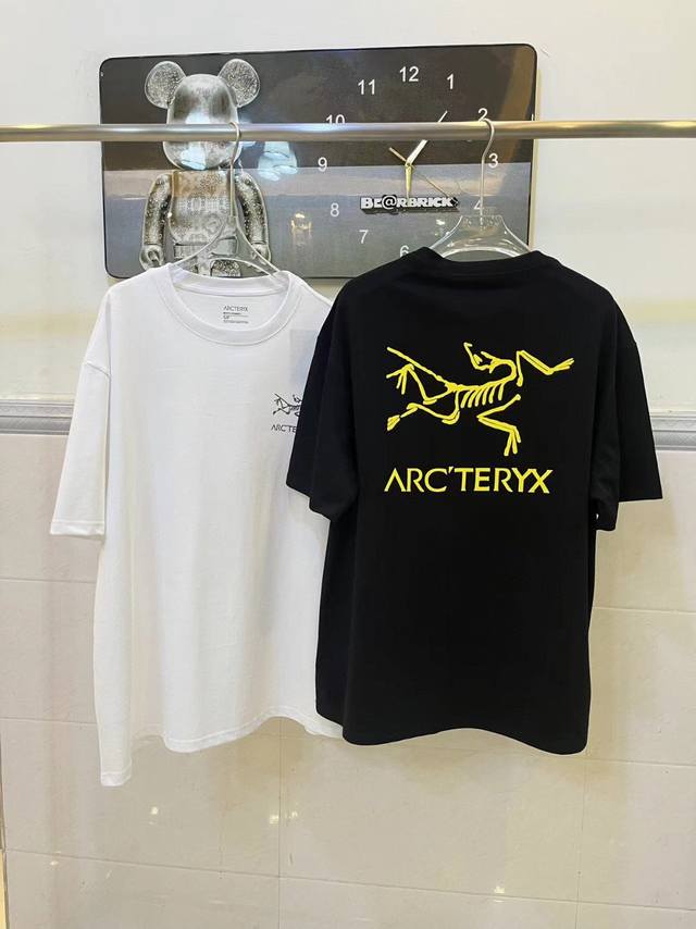 特价 全码 Arc始祖鸟印花短袖Ayc Teryx 字母Logo 胸前后背印花 原版三标 采用280g高克重双纱面料，摸起来手感十足，上身舒适。 颜色:黑色 白