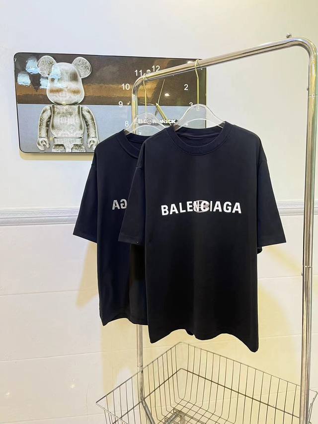 BALENCIAGA巴黎世家2024ss夏季新款反字母双环印花短袖 双面穿 采用280g高克重纯棉双纱面料 上身舒适柔软 衣服采用双面印花工艺 双面皆可穿 高端