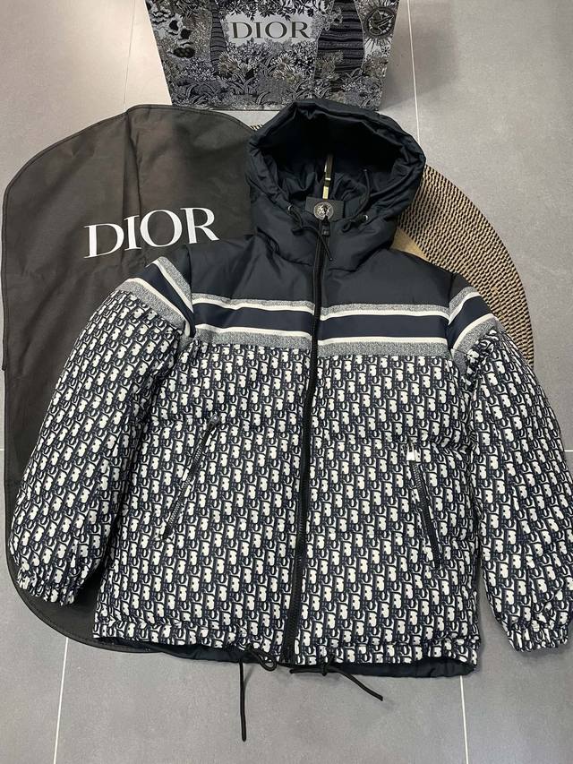 正面 Dior 迪奥冬季经典款 可双面穿羽绒服外套 今年主流满印oblique，高街百搭款外套 高纯度90%绒！ 超级无敌好看又保暖，不会显得整体造型太过臃肿。