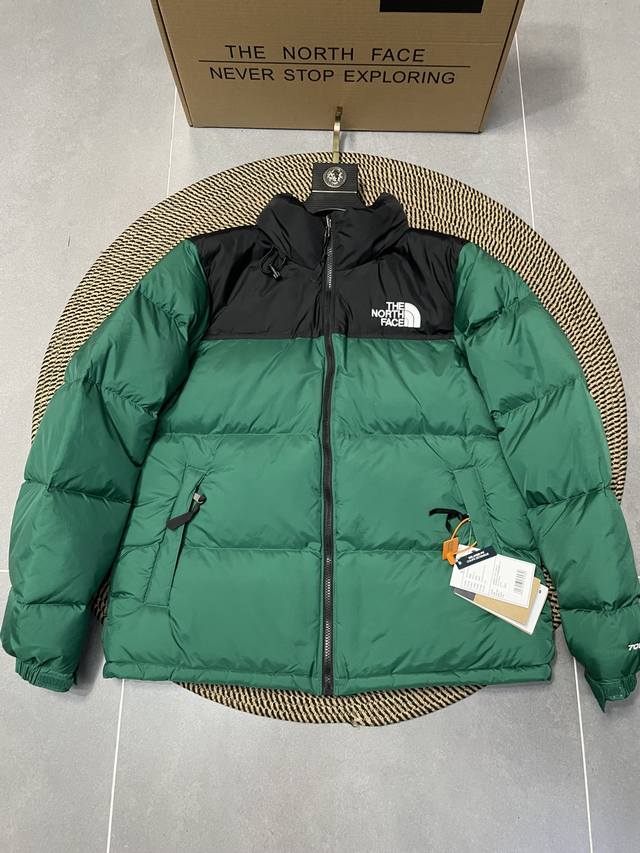 绿色 TheNorthFace北面1996Nuptse 1996 经典款 美版 羽绒服 顶级原版 设计理念： The North Face 的字面含义为山的最寒