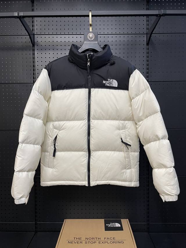 米白色 TheNorthFace北面1996Nuptse 1996 经典款 美版 羽绒服 顶级原版 设计理念： The North Face 的字面含义为山的最