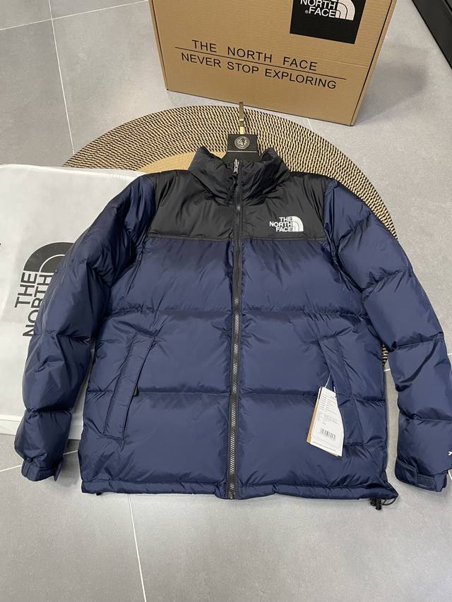 藏青色 TheNorthFace北面1996Nuptse 1996 经典款 美版 羽绒服 顶级原版 设计理念： The North Face 的字面含义为山的最