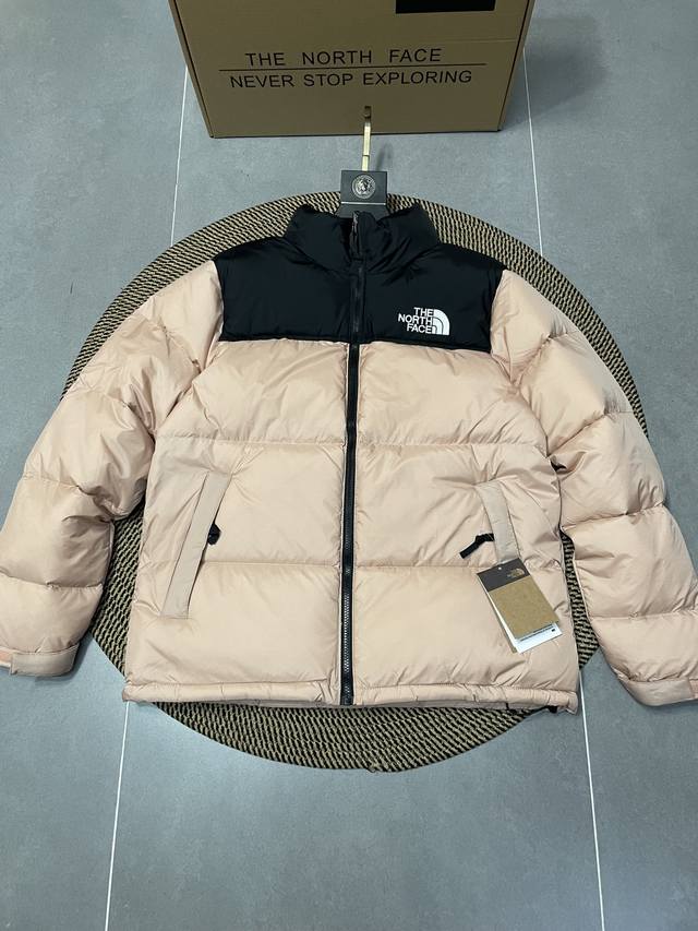 脏粉色 TheNorthFace北面1996Nuptse 1996 经典款 美版 羽绒服 顶级原版 设计理念： The North Face 的字面含义为山的最