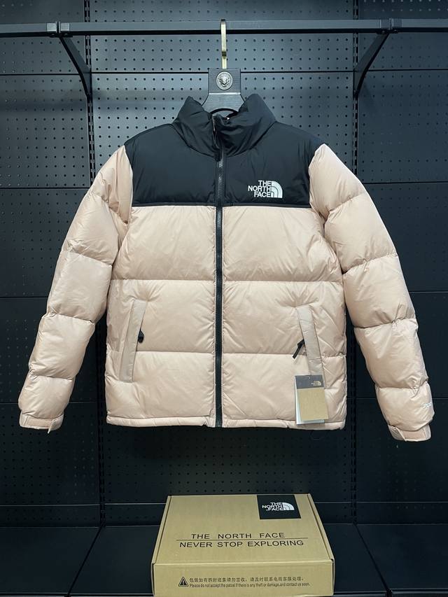 脏粉色 TheNorthFace北面1996Nuptse 1996 经典款 美版 羽绒服 顶级原版 设计理念： The North Face 的字面含义为山的最