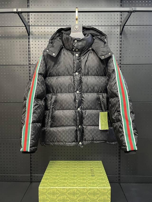 Gucci 古驰 羽绒服时尚双G撞色拼接织带羽绒服 双G满LOGO连帽羽绒服 这款拉链羽绒服是焕新推出的配饰和成衣系列中的一款 再生尼龙由可回收利用的缝纫线和辅