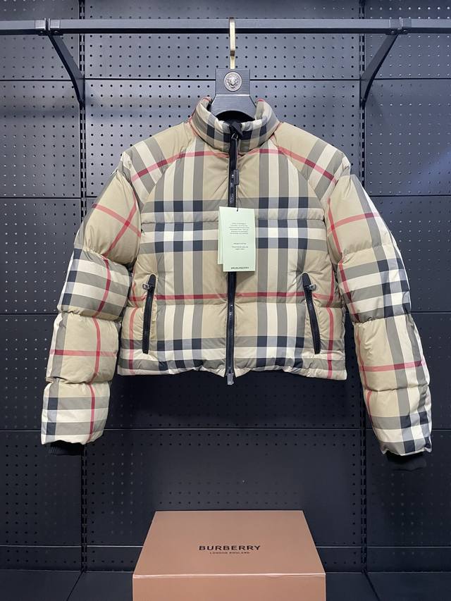 Burberry 博柏利 23Fw 大格纹短款羽绒服 -短款的设计拉长腿部线条 采用原版一致高密度100%聚酯纤维面料，格纹物料活性染色，高度还原原版面料，填充