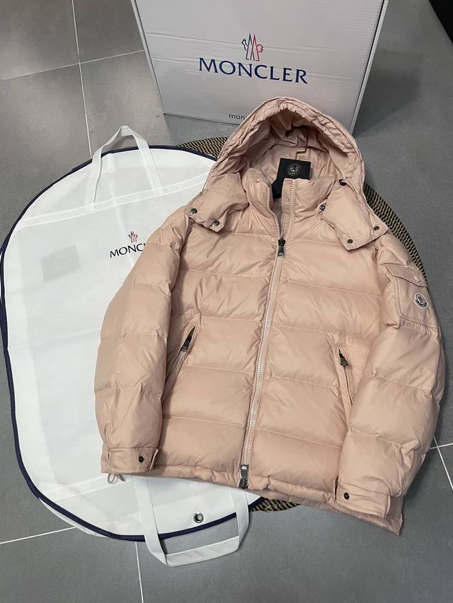 粉色 moncler maya女款蒙口玛雅羽绒服，众多明星大爱的款式，90国标90绒，充绒400g， 原版1:1订制五金配件全进口原版定制，蒙口玛雅羽绒服不仅在