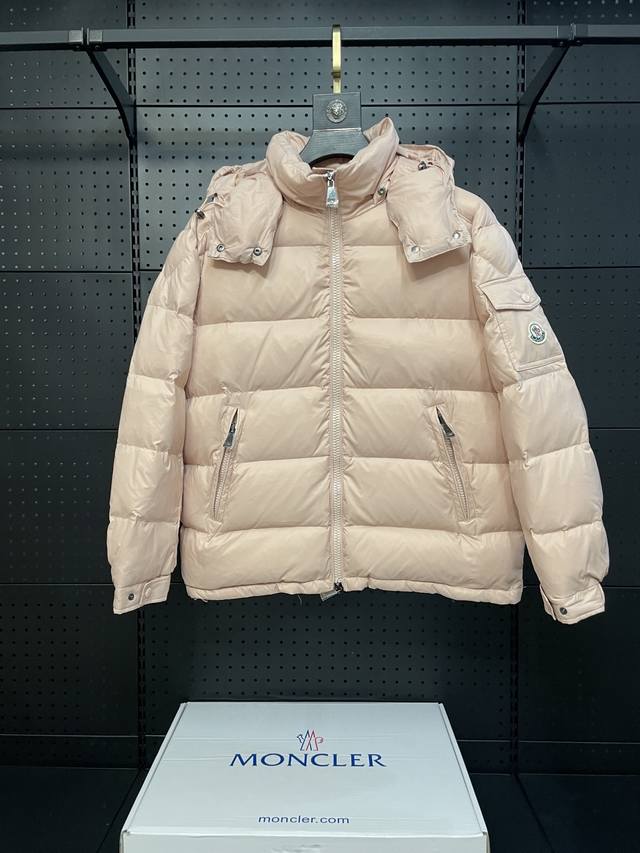 粉色 moncler maya女款蒙口玛雅羽绒服，众多明星大爱的款式，90国标90绒，充绒400g， 原版1:1订制五金配件全进口原版定制，蒙口玛雅羽绒服不仅在