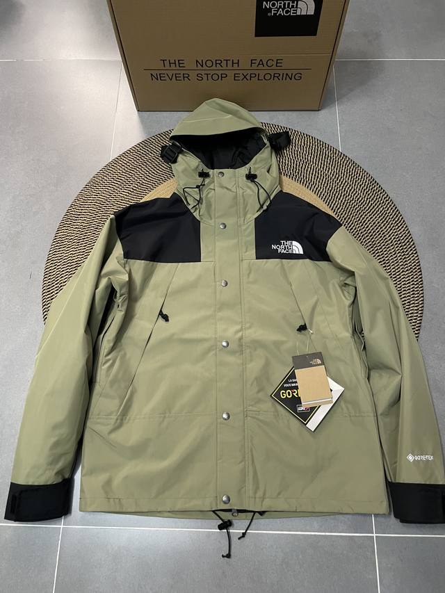 顶级复刻 军绿色 The North Face 北面 经典1990冲锋衣 顶级压胶版本 1、面料：采用戈尔公司2L双层Gore-tex面料，面料表层做超高强度防