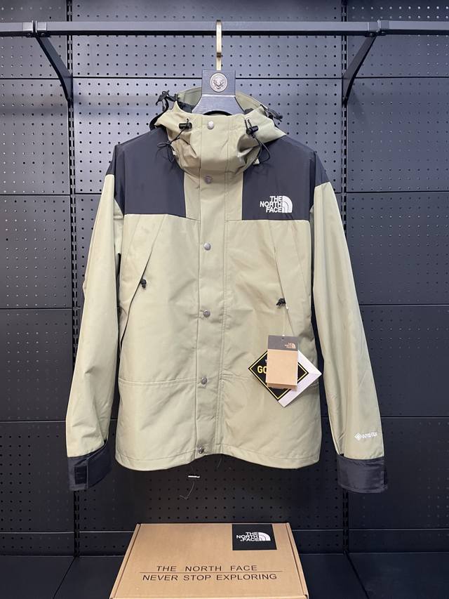 顶级复刻 军绿色 The North Face 北面 经典1990冲锋衣 顶级压胶版本 1、面料：采用戈尔公司2L双层Gore-tex面料，面料表层做超高强度防