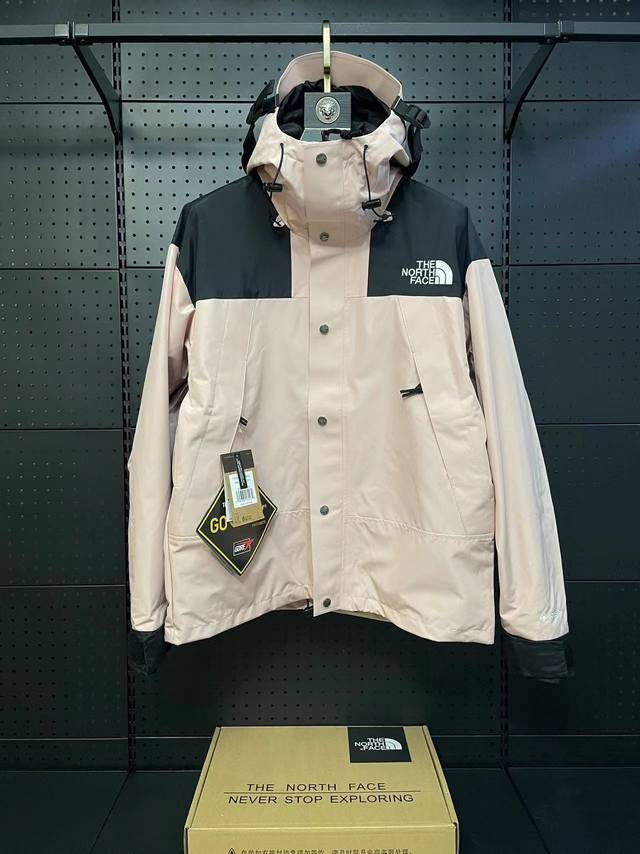 顶级复刻 粉色 The North Face 北面 经典1990冲锋衣 顶级压胶版本 1、面料：采用戈尔公司2L双层Gore-tex面料，面料表层做超高强度防水