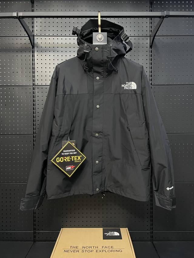 顶级复刻 黑色 The North Face 北面 经典1990冲锋衣 顶级压胶版本 1、面料：采用戈尔公司2L双层Gore-tex面料，面料表层做超高强度防水