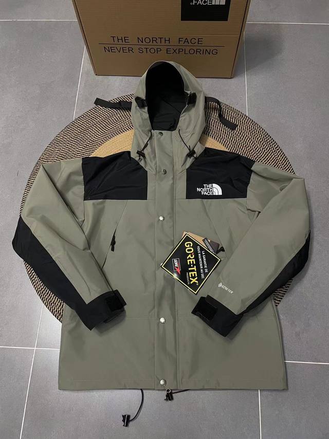 顶级复刻 抹茶绿 The North Face 北面 经典1990冲锋衣 顶级压胶版本 1、面料：采用戈尔公司2L双层Gore-tex面料，面料表层做超高强度防