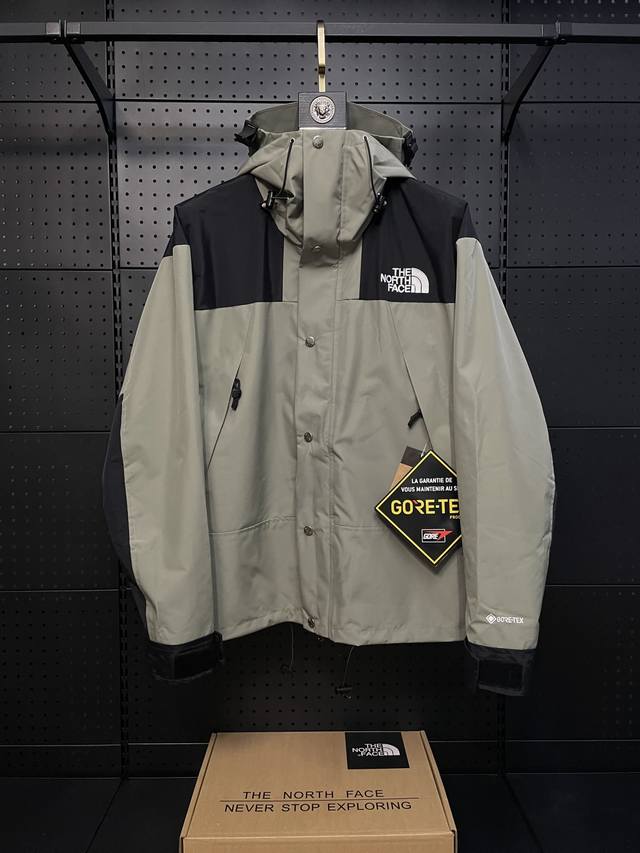 顶级复刻 抹茶绿 The North Face 北面 经典1990冲锋衣 顶级压胶版本 1、面料：采用戈尔公司2L双层Gore-tex面料，面料表层做超高强度防