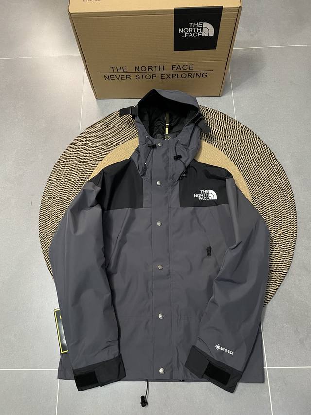 顶级复刻 灰色 The North Face 北面 经典1990冲锋衣 顶级压胶版本 1、面料：采用戈尔公司2L双层Gore-tex面料，面料表层做超高强度防水