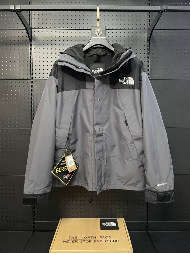 顶级复刻 灰色 The North Face 北面 经典1990冲锋衣 顶级压胶版本 1、面料：采用戈尔公司2L双层Gore-tex面料，面料表层做超高强度防水