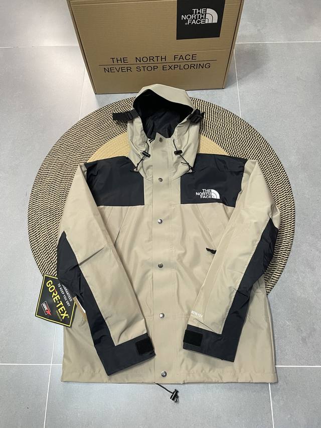 顶级复刻 卡其色 The North Face 北面 经典1990冲锋衣 顶级压胶版本 1、面料：采用戈尔公司2L双层Gore-tex面料，面料表层做超高强度防