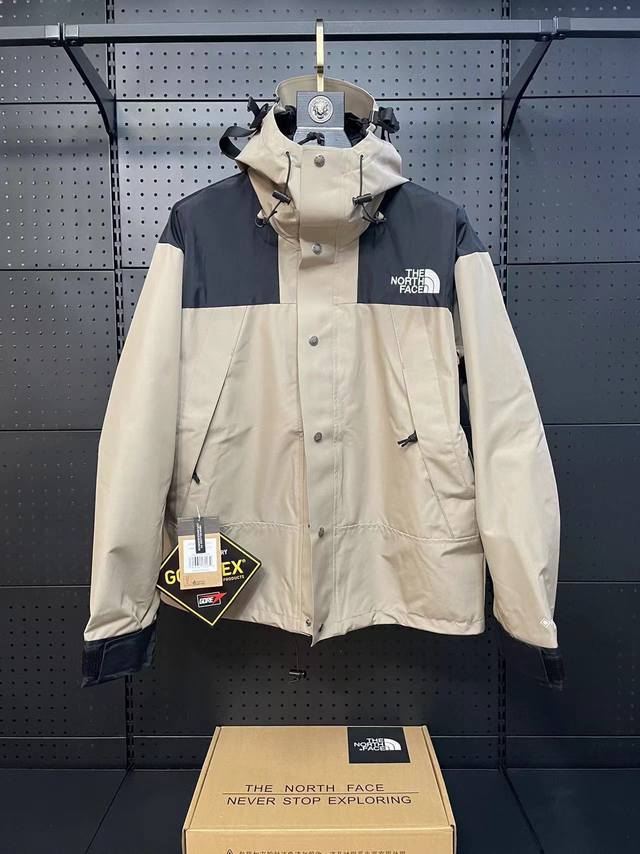 顶级复刻 卡其色 The North Face 北面 经典1990冲锋衣 顶级压胶版本 1、面料：采用戈尔公司2L双层Gore-tex面料，面料表层做超高强度防