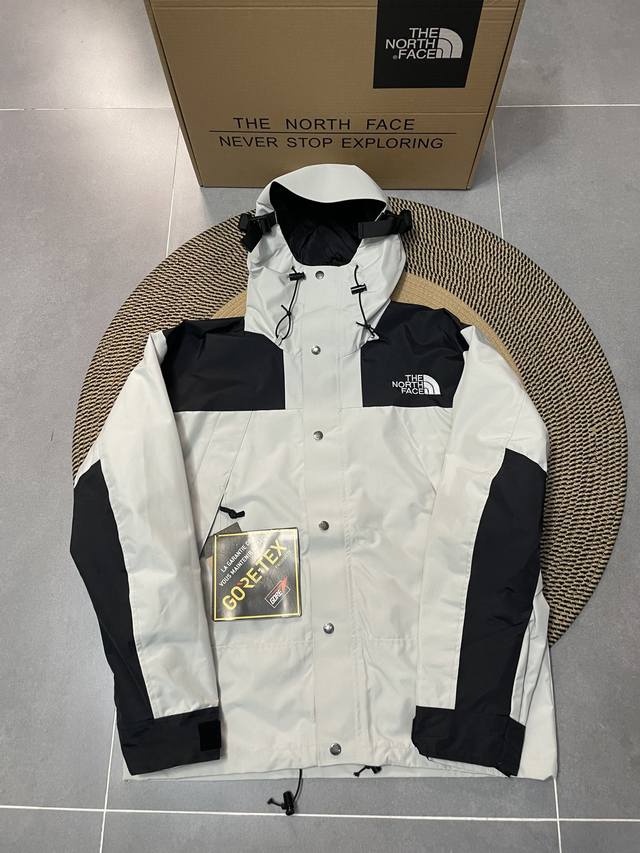 顶级复刻 灰白色 The North Face 北面 经典1990冲锋衣 顶级压胶版本 1、面料：采用戈尔公司2L双层Gore-tex面料，面料表层做超高强度防