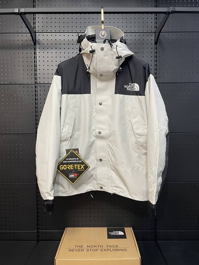 顶级复刻 灰白色 The North Face 北面 经典1990冲锋衣 顶级压胶版本 1、面料：采用戈尔公司2L双层Gore-tex面料，面料表层做超高强度防