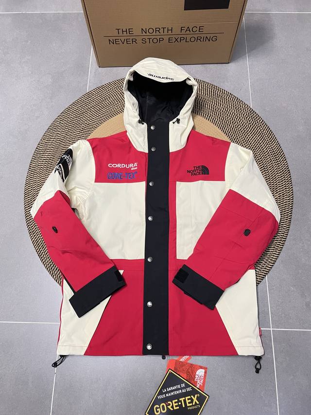 顶级版本 TNF 北面23ss SUP联名机车拼色连帽冲锋衣男女同款 关于面料 这款冲锋衣表层面料的原材料 比往年的冲锋衣要高3倍以上的抗寒性 面料的颜色 这种