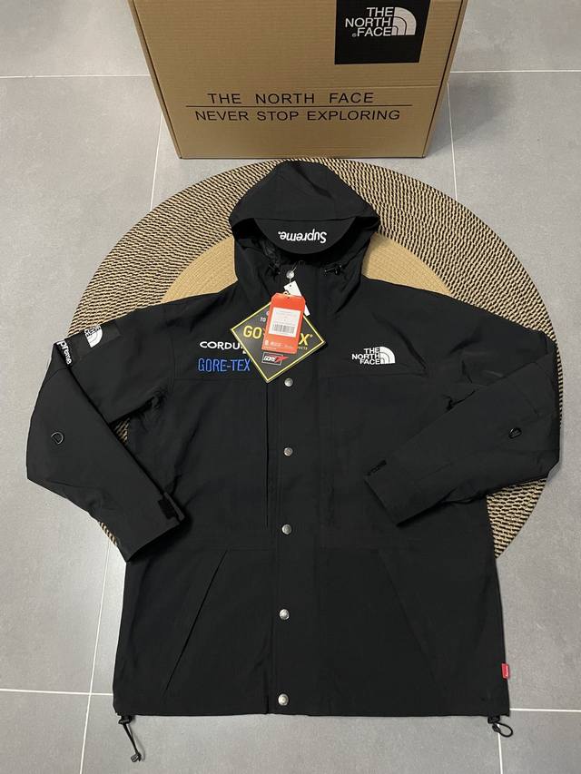 顶级版本 TNF 北面23ss SUP联名机车拼色连帽冲锋衣男女同款 关于面料 这款冲锋衣表层面料的原材料 比往年的冲锋衣要高3倍以上的抗寒性 面料的颜色 这种