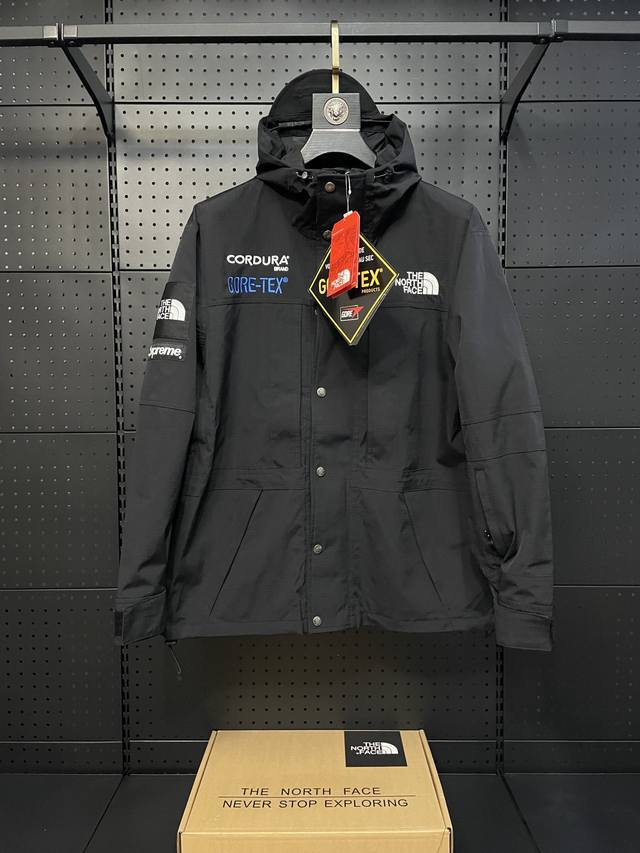 顶级版本 TNF 北面23ss SUP联名机车拼色连帽冲锋衣男女同款 关于面料 这款冲锋衣表层面料的原材料 比往年的冲锋衣要高3倍以上的抗寒性 面料的颜色 这种