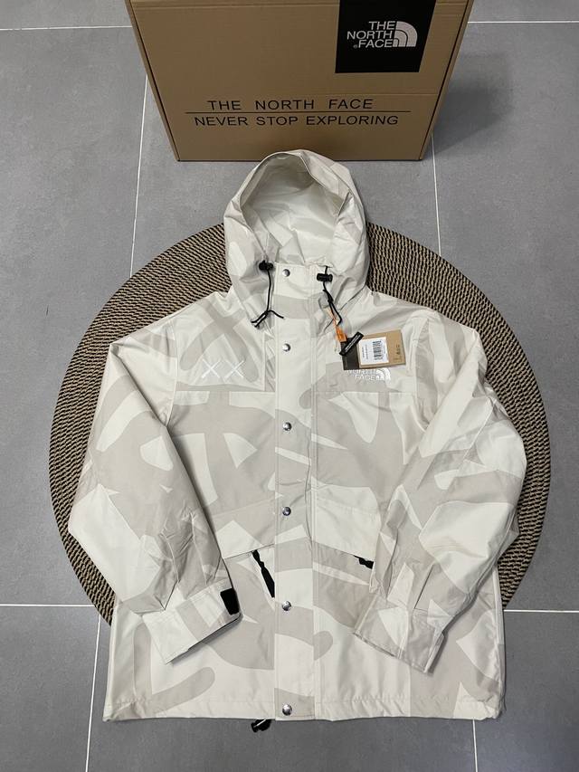 顶级版本 THE NORTH FACE x XX KAWS 联名款 FW22 户外拼色硬壳连帽冲锋衣 TNF北面潮流限定款 潮流男女都不可错过的一款梦幻联动连帽