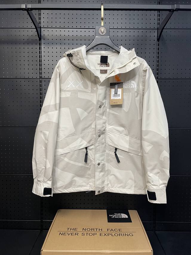 顶级版本 THE NORTH FACE x XX KAWS 联名款 FW22 户外拼色硬壳连帽冲锋衣 TNF北面潮流限定款 潮流男女都不可错过的一款梦幻联动连帽