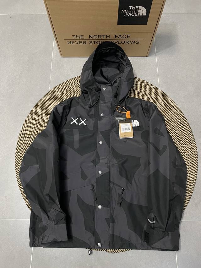 顶级版本 THE NORTH FACE x XX KAWS 联名款 FW22 户外拼色硬壳连帽冲锋衣 TNF北面潮流限定款 潮流男女都不可错过的一款梦幻联动连帽