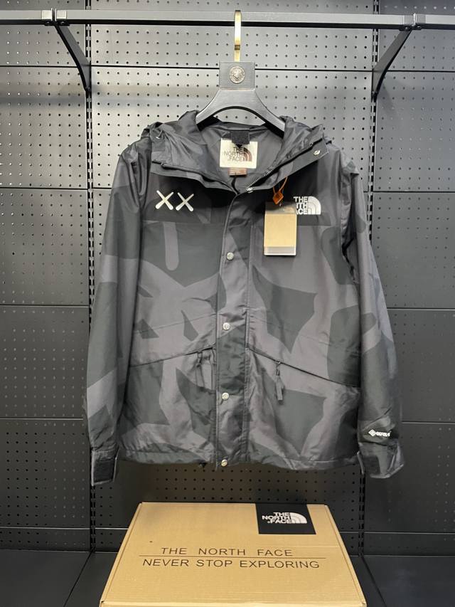 顶级版本 THE NORTH FACE x XX KAWS 联名款 FW22 户外拼色硬壳连帽冲锋衣 TNF北面潮流限定款 潮流男女都不可错过的一款梦幻联动连帽