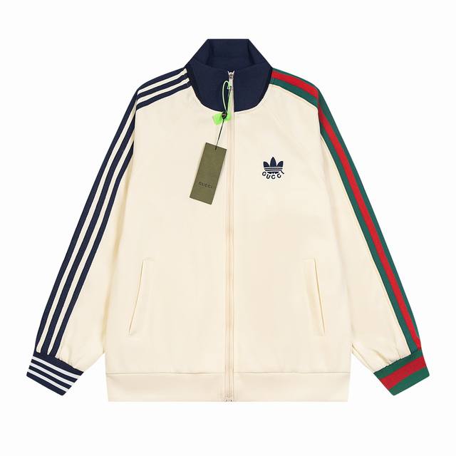 Gucci & Adidas 古驰联名阿迪达斯 22Fw 三叶草织带针织外套 对色定染弹性纤维毛料，由7S粗针织片打造，材质引用原版弹性粘胶纤维毛料对色定染而成