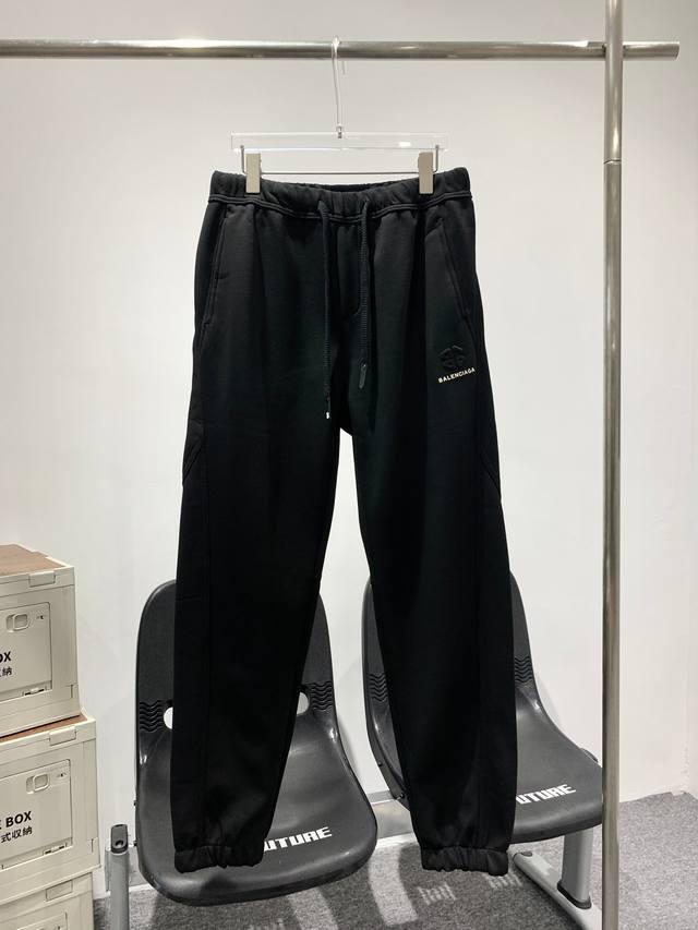 款号G413 新款Balenciaga 巴黎世家钢印简约LOGO印花logo束脚运动裤男女款 巴黎世家Balenciaga是时尚界最有影响力的品牌之一 1919