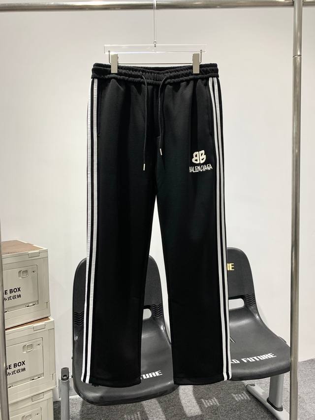 款号G410 新款BalenciagaAdidas FW新款 BLCG 巴黎世家 阿迪达斯侧边织带联名字母LOGO拉链运动直筒束脚裤。可调节 变直筒变束脚哦。版