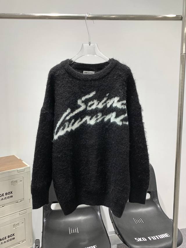 款号Y104 新款Saint Laurent SLY圣罗兰草写马海毛圆领毛衣男女同款 - 简介： 独家定制高品质面料采用高比例优质马海毛纱线编织，进口提花机作业