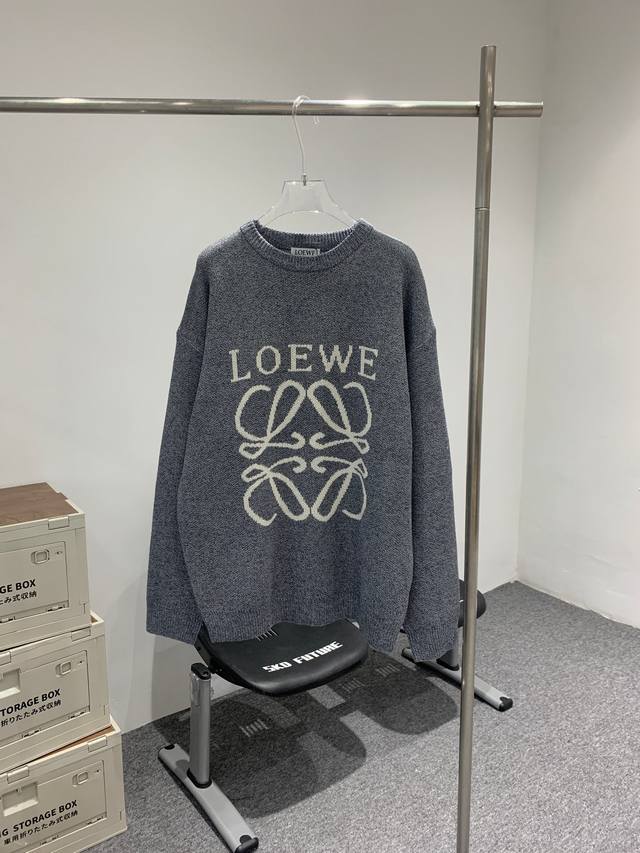 款号T147 新款LOEWE 罗意威22ss最新绝美麻灰提花圆领毛衣 麻麻灰灰YYDS 绝美颜色不老土！ - 简介：创立于1846年的奢华皮具品牌LOEWE罗意