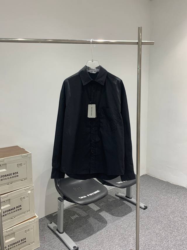 款号D825 Balenciaga 巴黎世家 23ss 后背黄色胶带字母 长袖衬衫 得物在售6000，原版40支府绸面料，手感爆表，后背数码直喷黄色胶带印花lo