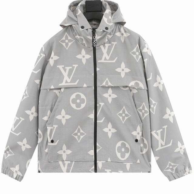 Louisvuitton 路易威登 老花满印风衣拉链外套 原版购入，第一时间打版。面料为定制密纺科技面料轻薄面，上身丝滑透气。红外线定位裁剪，工装风衣型设计，上